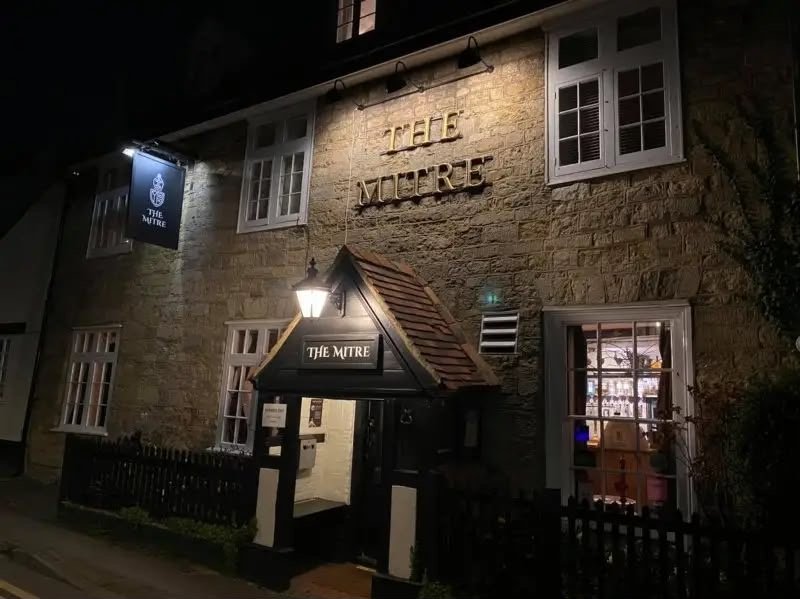 Buckingham Mitre pub security